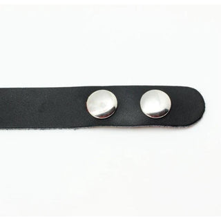 An elegant and audacious leather choker designed for comfort.